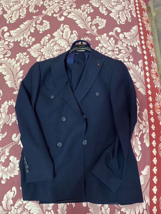 Двухбортный костюм