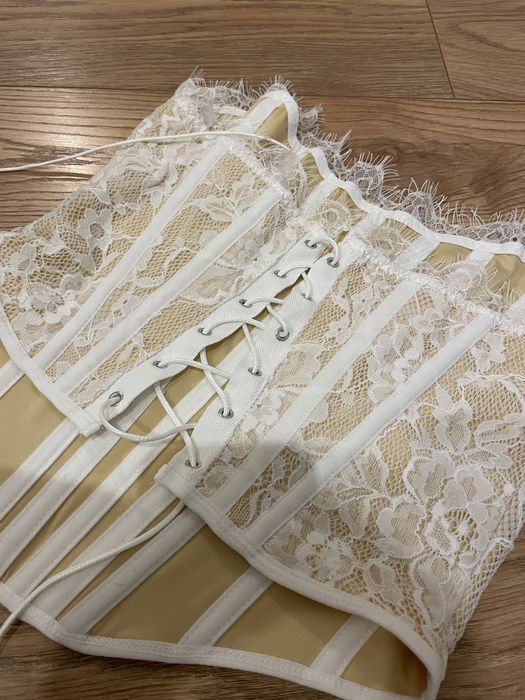 Бял корсет с връвки