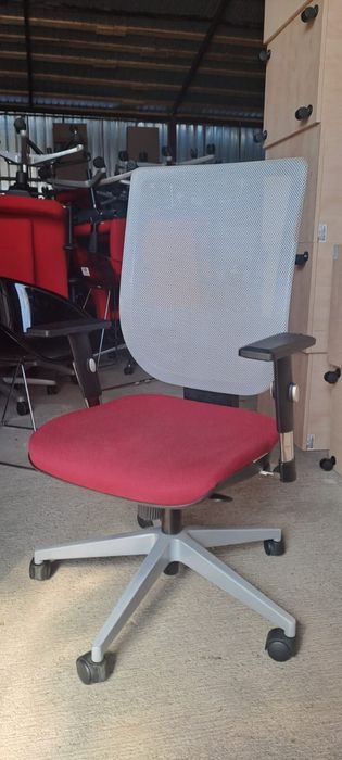 Scaun ergonomic,cu spâtar mash sau material.