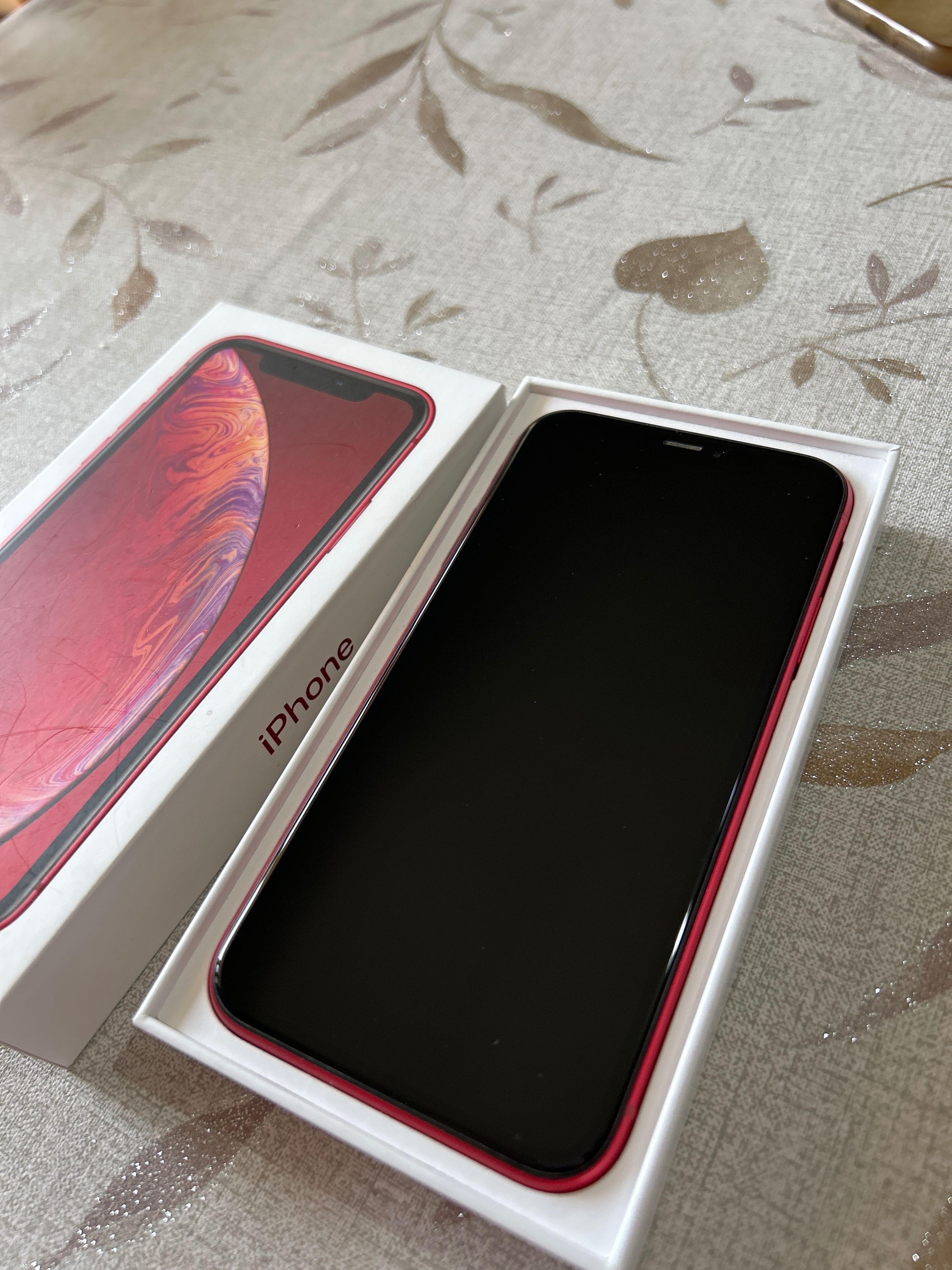 iPhone XR с кутия