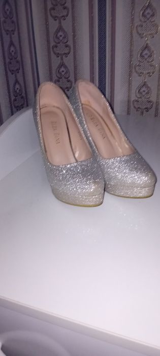 Tufli baland poshnali