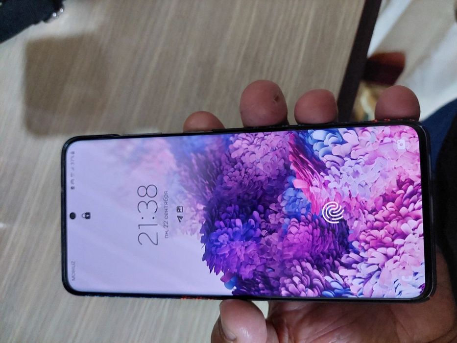 Samsung S20 plus сотилади 200$.
