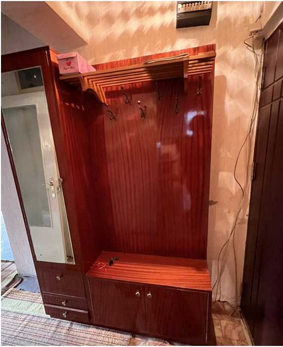 Cuier de hol cu oglindă și spațiu de depozitare – finisaj lucios