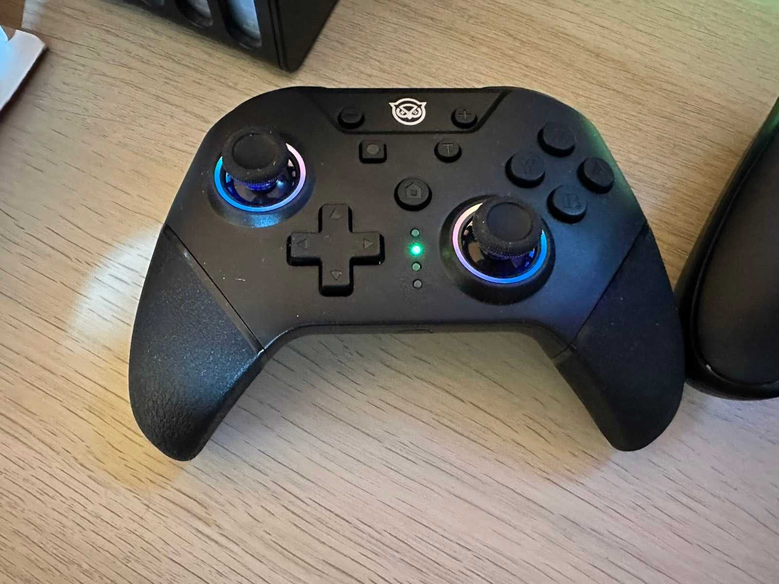 Три безжични джойстика лот за компютър телефон и Nintendo Switch
