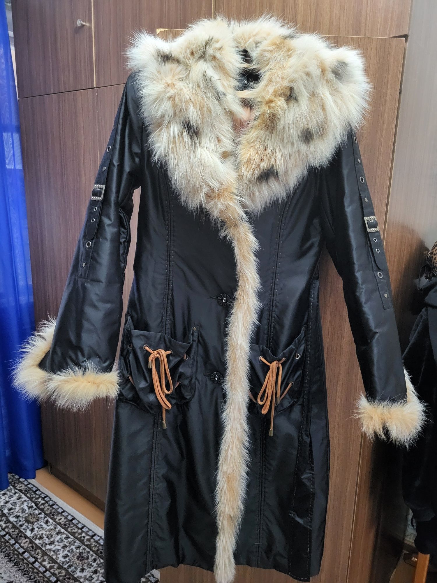 Пальто с натуральным мехом лисы. Демисезонное
