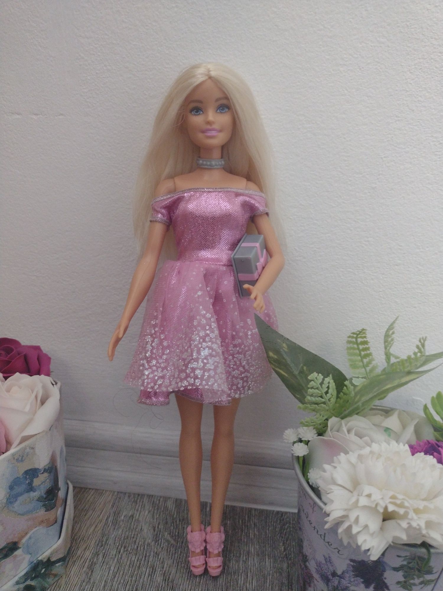 Păpușă Barbie cu cadou