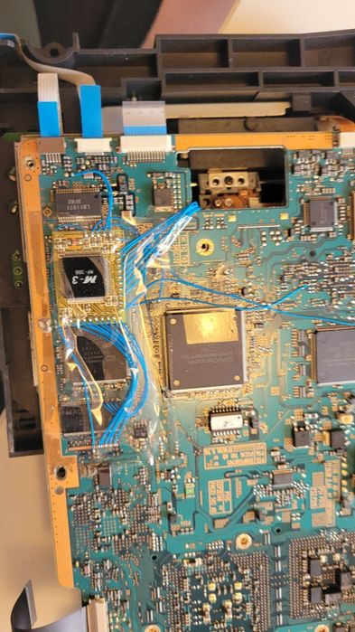Playstation 2 modat cu cip ruleaza si  jocuri Playstation1