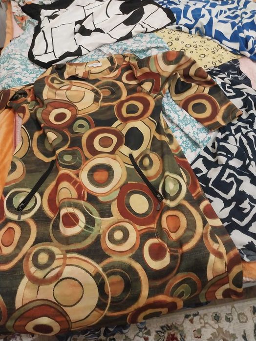 Vand rochii , geci si pantaloni .Aproape noi !