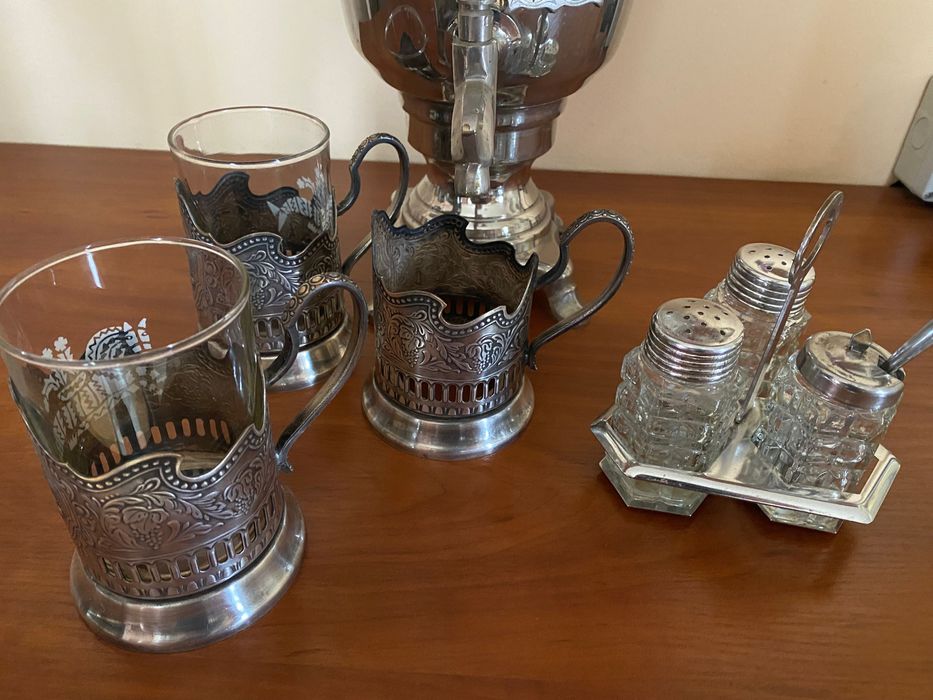Руски самовар с 3 стакана и прибор за подправки