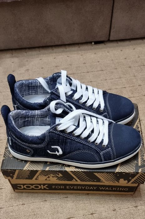 Кроссовки новые продам