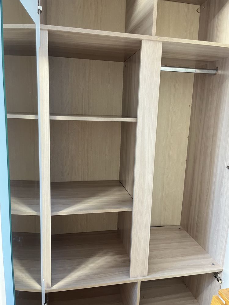 Продаю современный шкаф для одежды