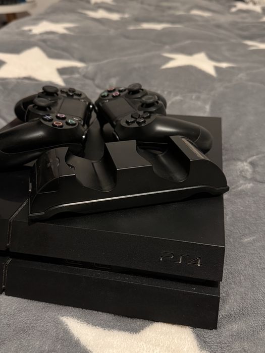 PS4 500Gb cu 2 manete