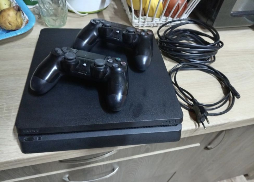 PlayStation 4  Merge perfect îl vând pentru că plec în  altă țară