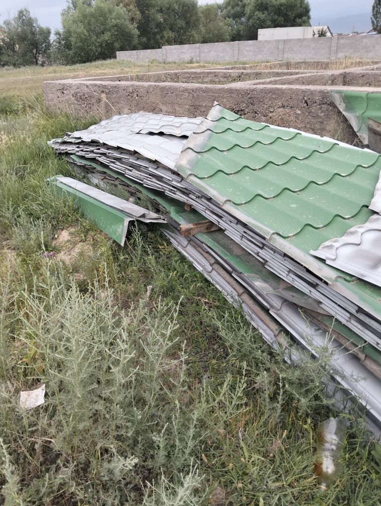 Черепица б/у продам   меньше 1 метра и резаны подарок