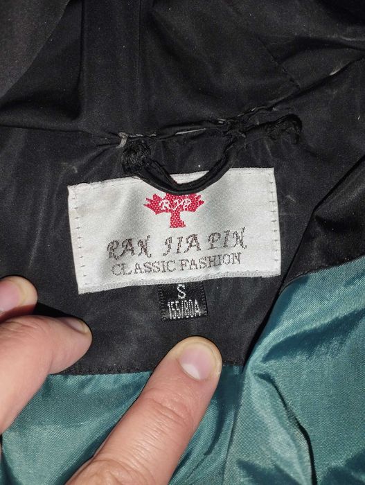 Продаются женские куртки.