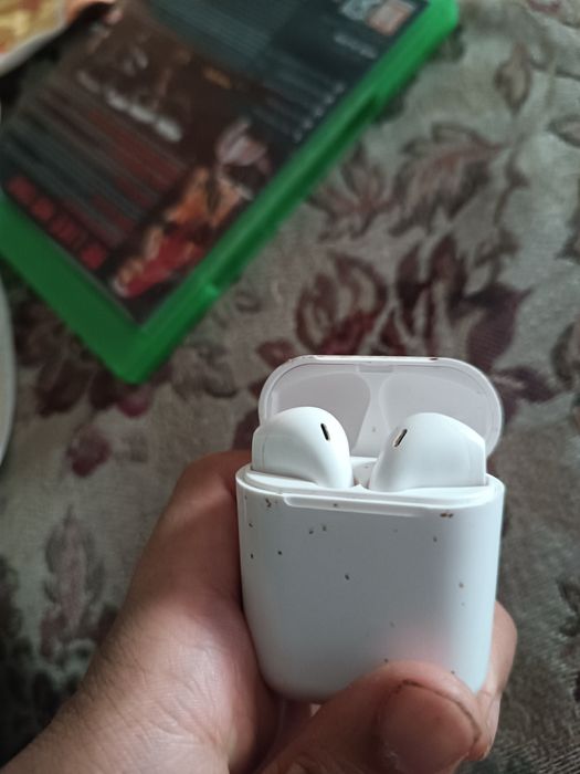 Vând joc nou nouț și căști Apple