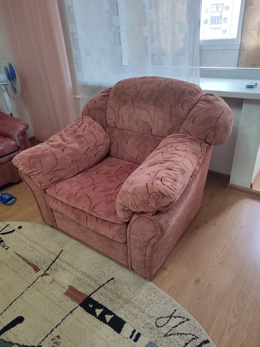 Мягкое удобное кресло для гостиной то