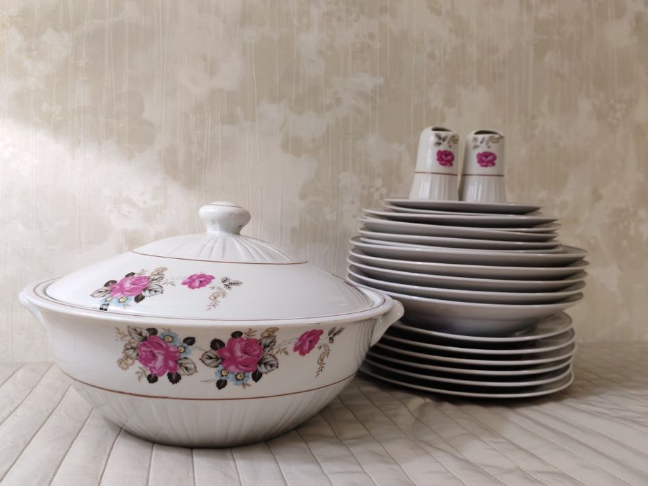 Столовый фарфоровый сервиз