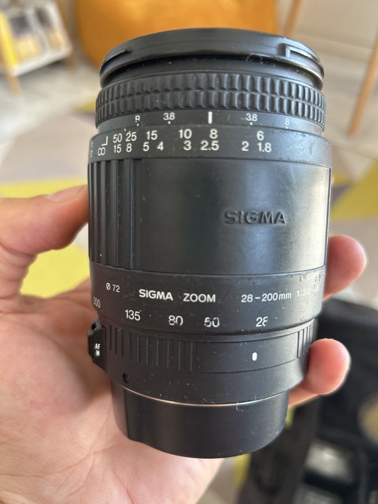 Canon EOS 5000 cu obiectiv Sigma 18-200 (made in Japan)