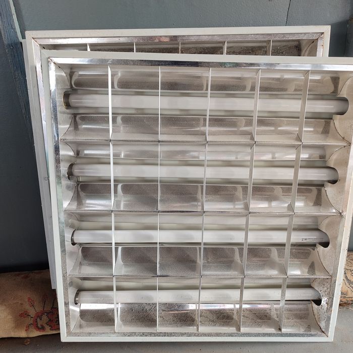 Светильники потолочные люминесцентные с лампами