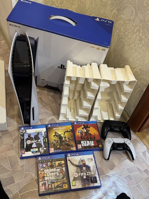 PlayStation 5 + 2 геймпада + 5 игр (отличное состояние)