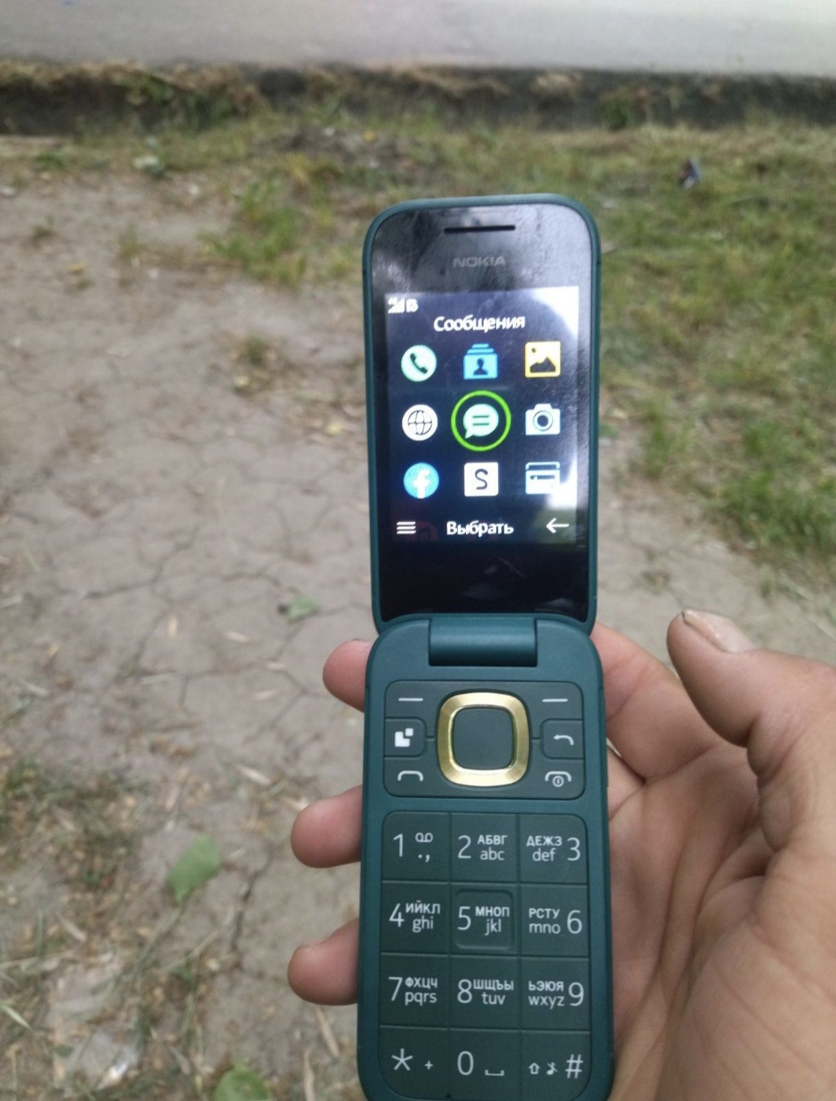 Продается оригинальный Nokia 2660 green