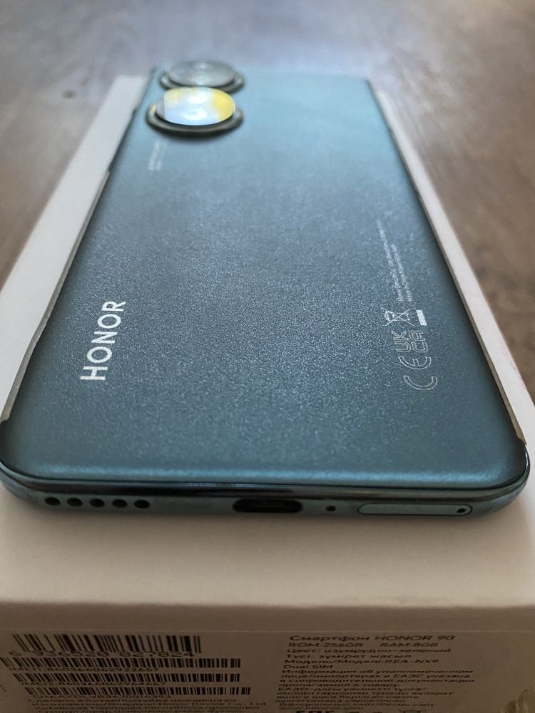 Honor 90 256гб в изумрудно-зеленом цвете. в отличном состоянии