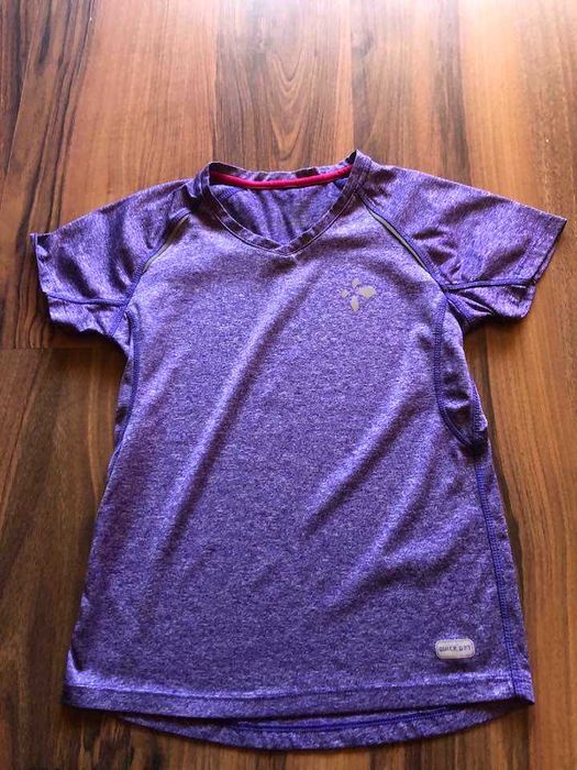 разпродажба на спортни тениски и оформящ безшевен клин