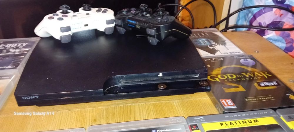 Vând PlayStation 3 superslim