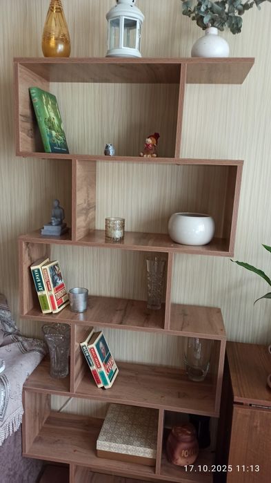 Стеллаж светлого цвета