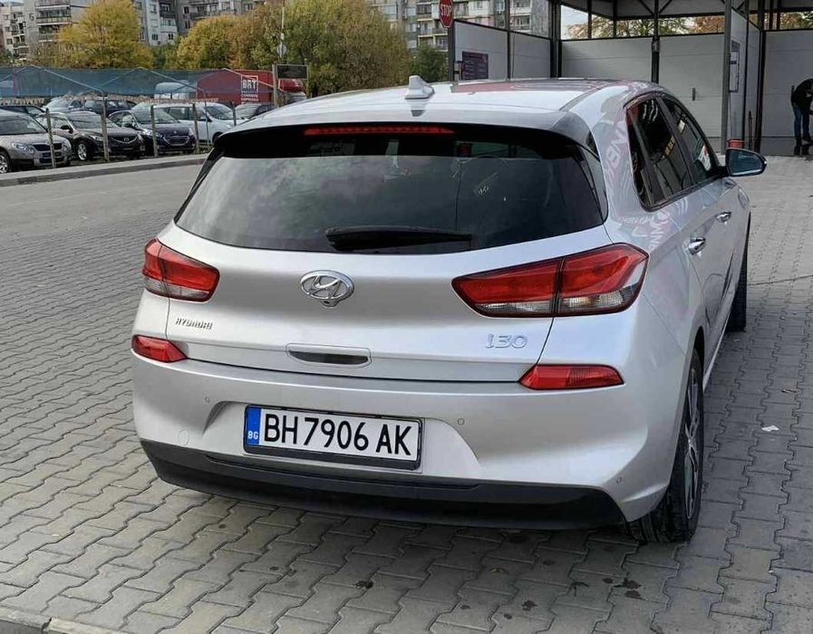 Лек автомобил Хюндай i30