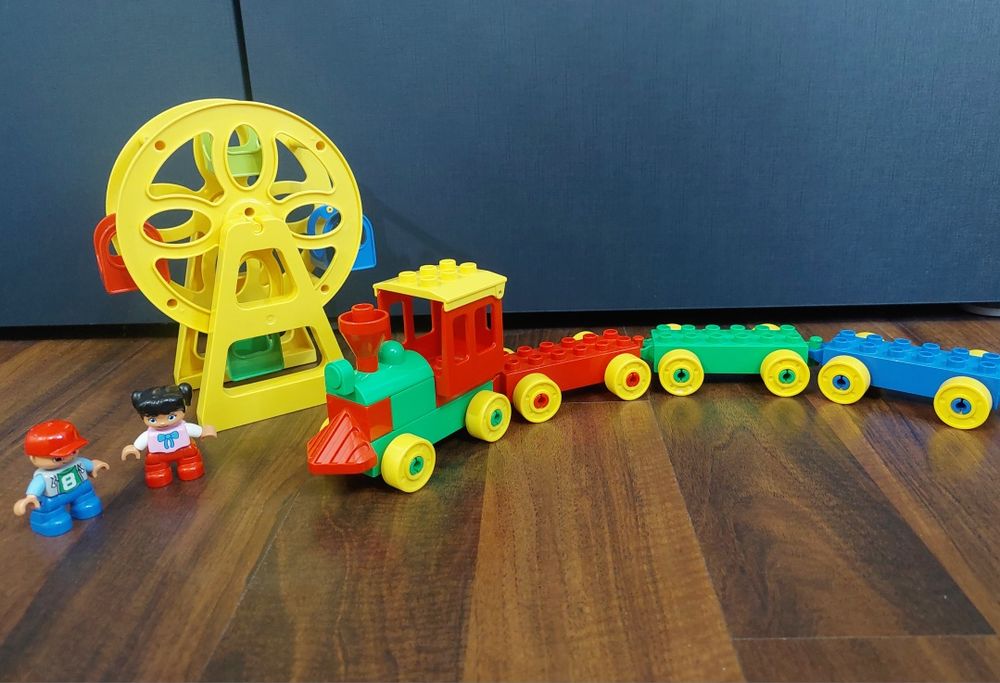 Set trenuleț Lego Duplo cu 2 copii + roată și elicopter