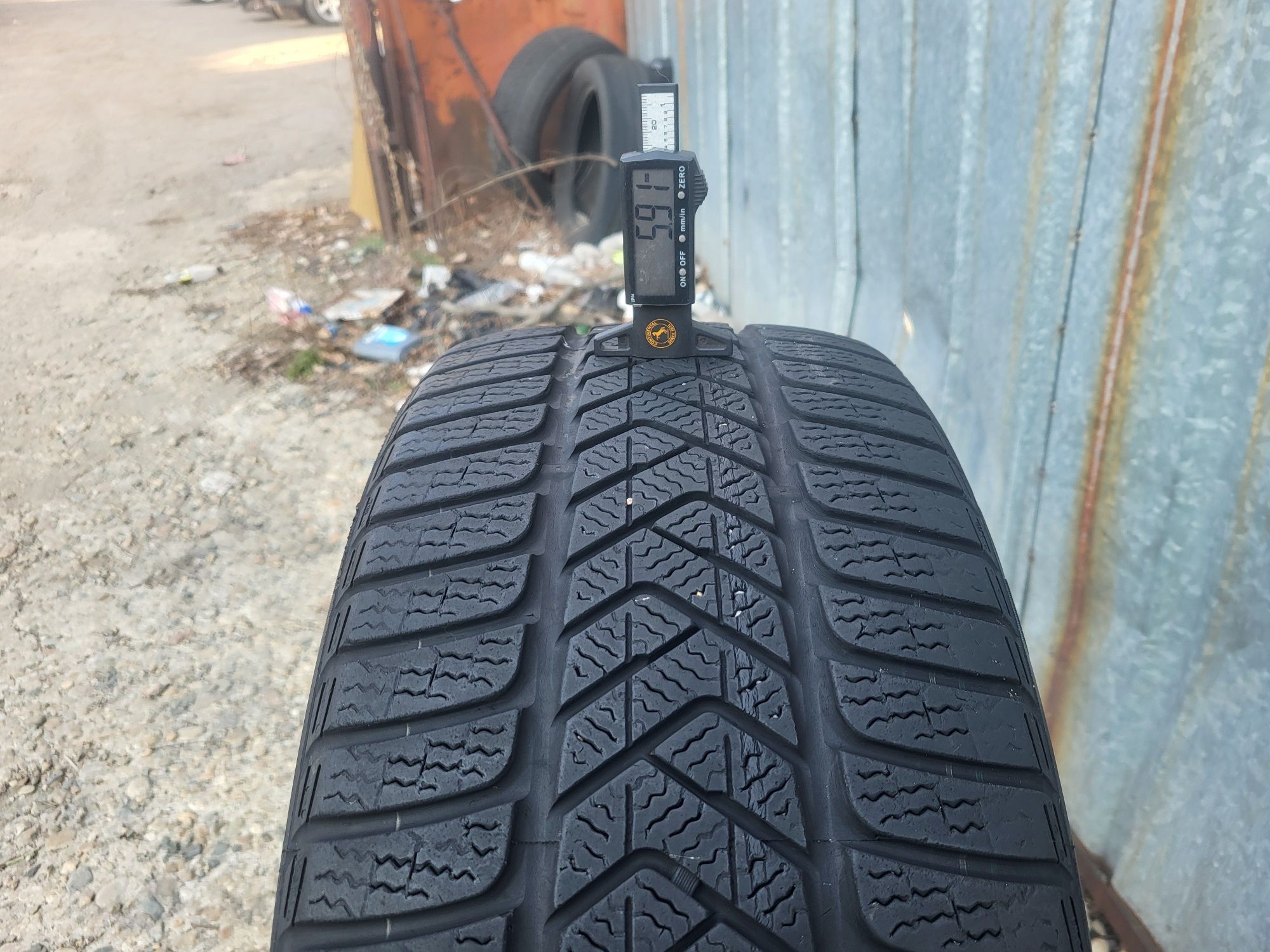 2бр. 245 40 18 Pirelli зимни.