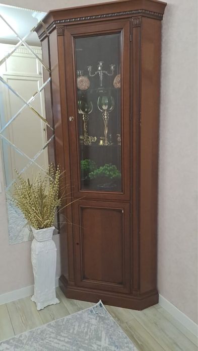 Стол стулья и сервант