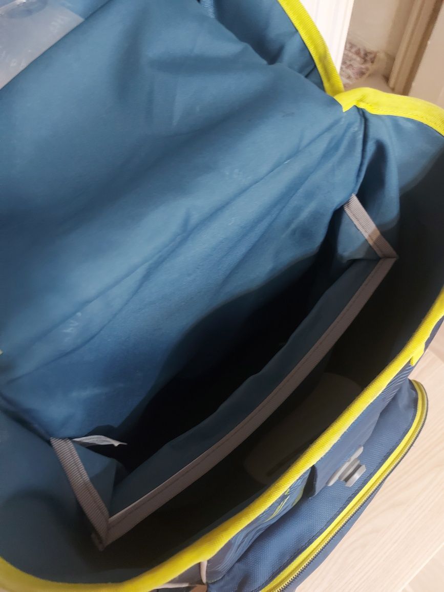 Рюкзак фирменный для мальчика начальной школы