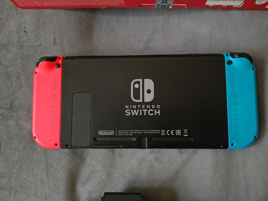 Nintendo Switch конзола с кейс и контролер