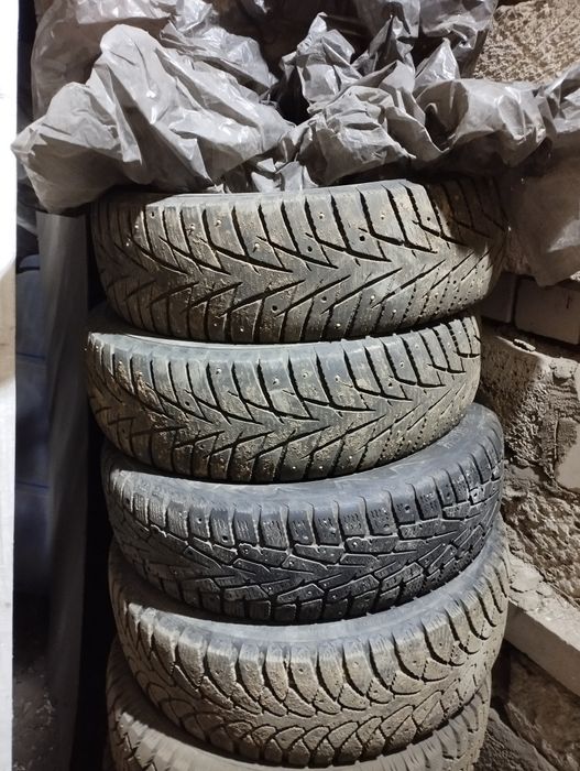 Продам шины зимние с шипами 15