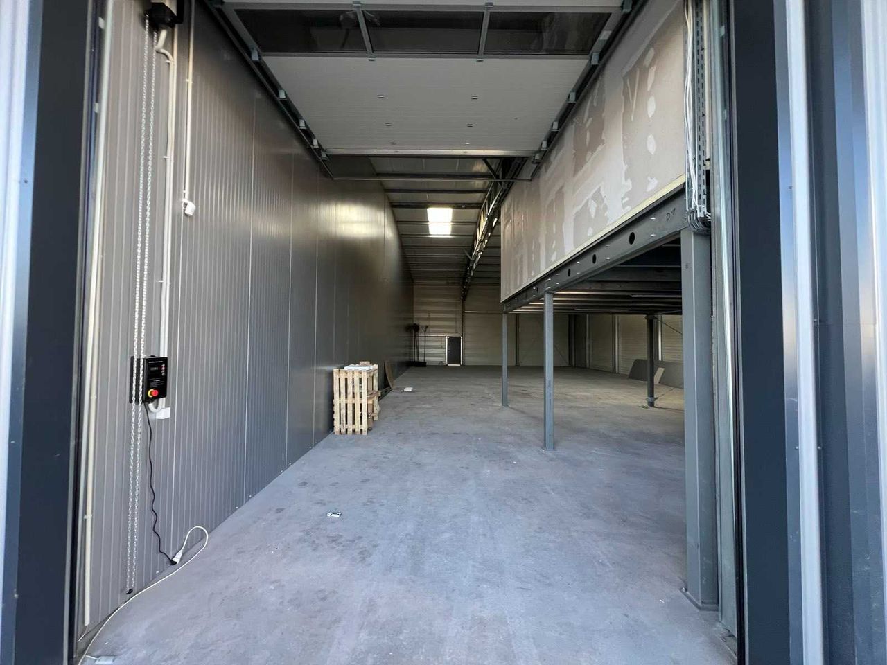 Дава се под наем Склад в София, Връбница 1 - 370 кв.м за 2590 € - Снимка #4