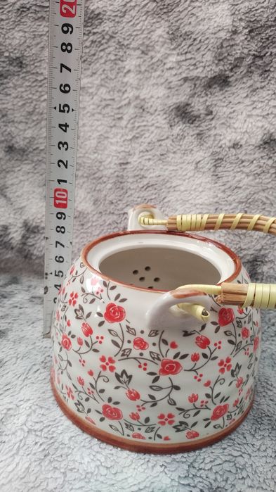 Порцеланов чайник и чаша с капак