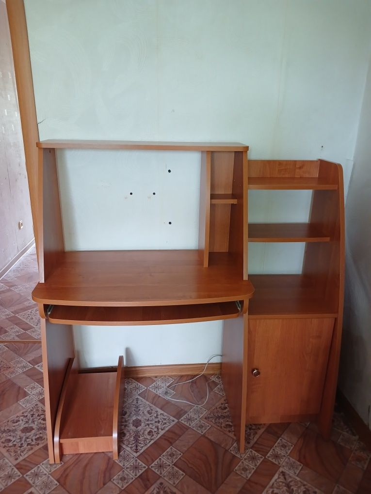 Продам компьютерный стол