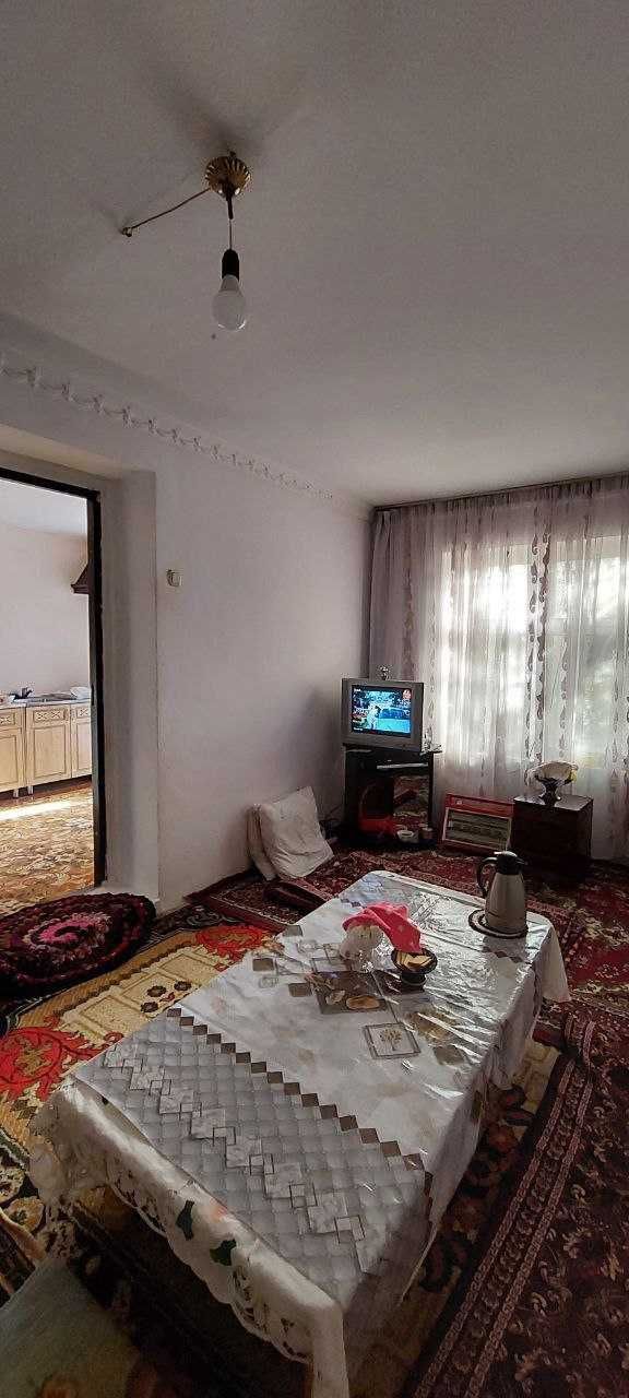 Продается 3-комнатная квартира 1 этаж 2-этажного в центре