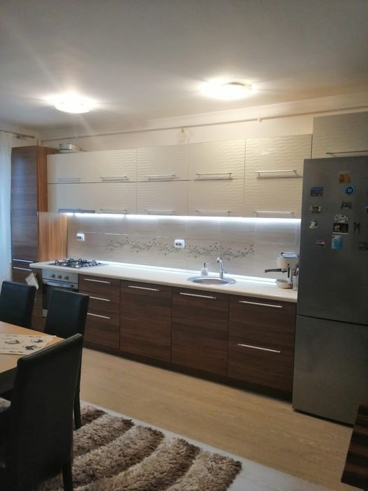 Închiriez apartament 2 camere cu parcare proprie ,zoba Eroilor .
