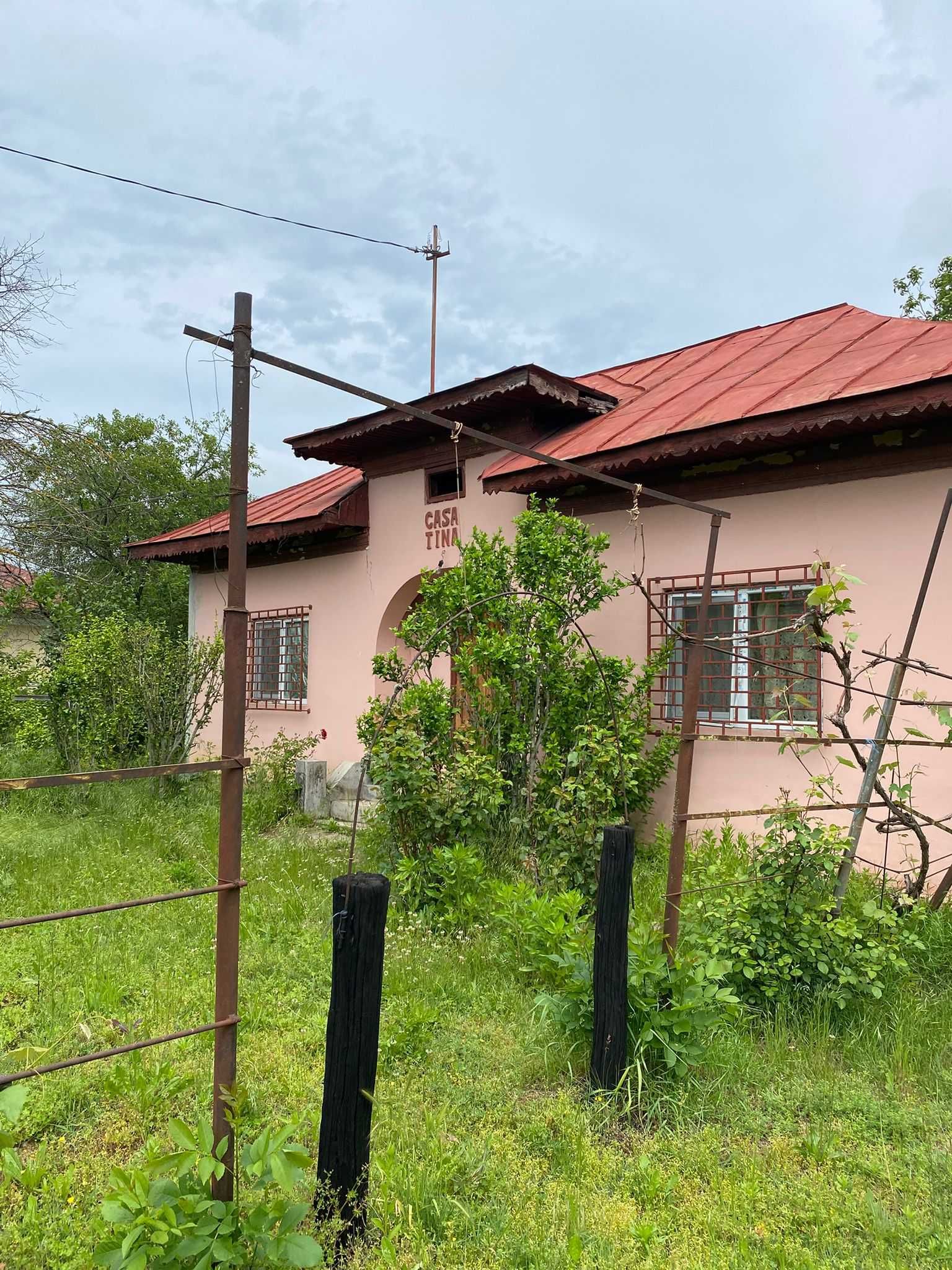 Casă cu Curte Generoasă 2400mp în Obedeni,ComunaBucșani Gata de Locuit