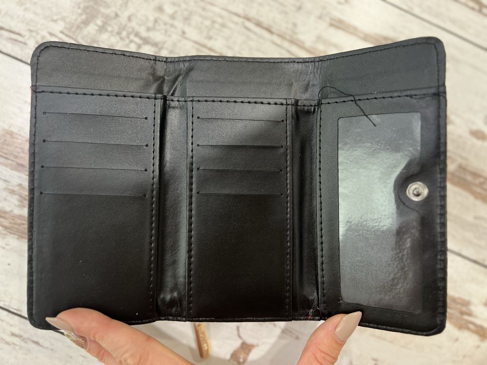 Дамско червено портмоне Guess