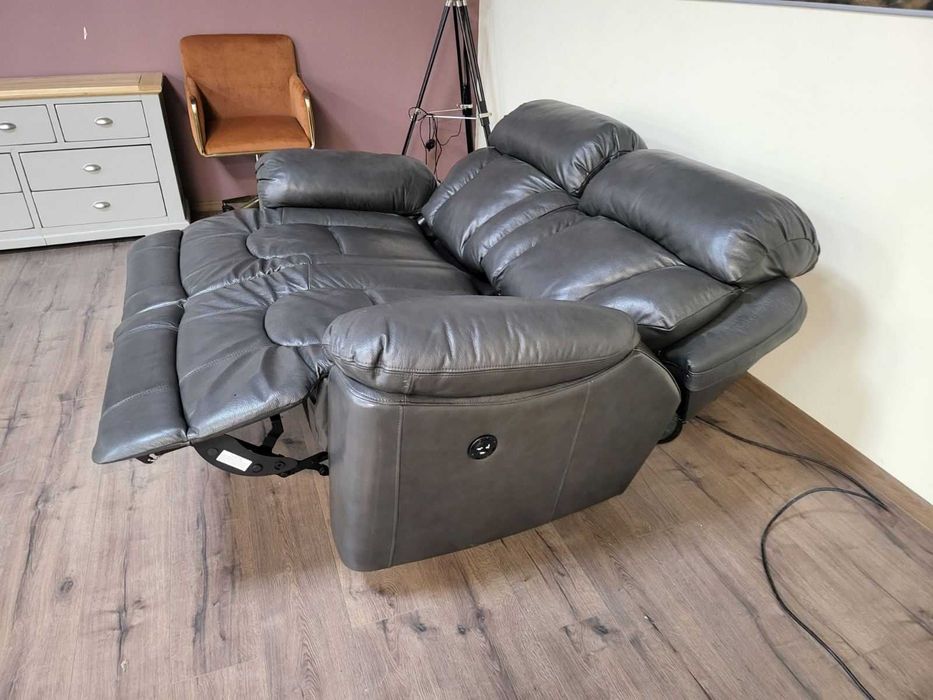 Сив кожен диван двойка с електрически релаксиращ механизъм