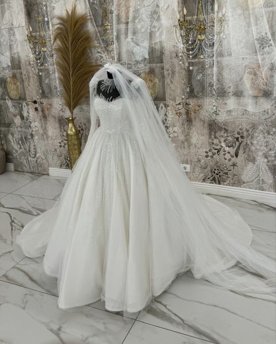 Vand rochie de mireasa , cu crinolina si voal incluse