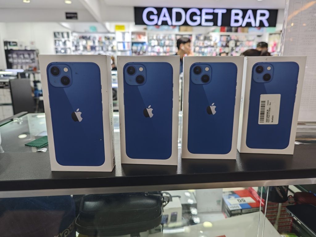 iPhone 13 128 Blue  ТД Цум Второй этаж 31 сектор 7 Витрина