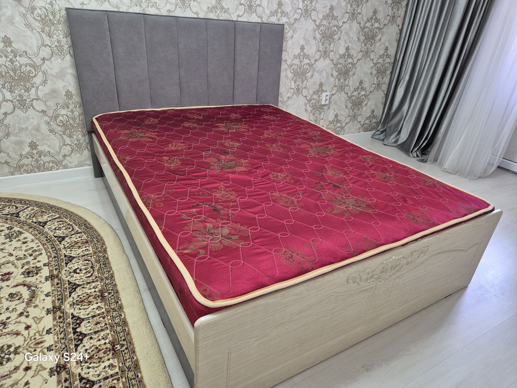 Кровать с матрасом