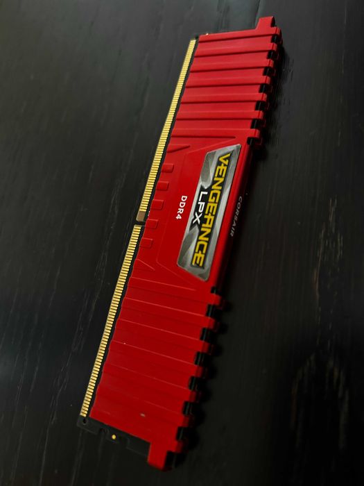 Рам памет: Corsair VENGEANCE LPX 8GB DDR4 2400MHz CMK8GX4M1A2400C16R