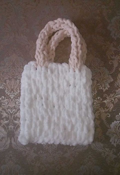 Разные женские вязаные сумки